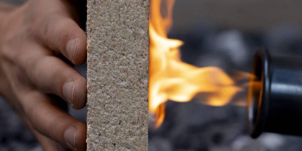 Branschutzmaterial schützt hand vor Flamme