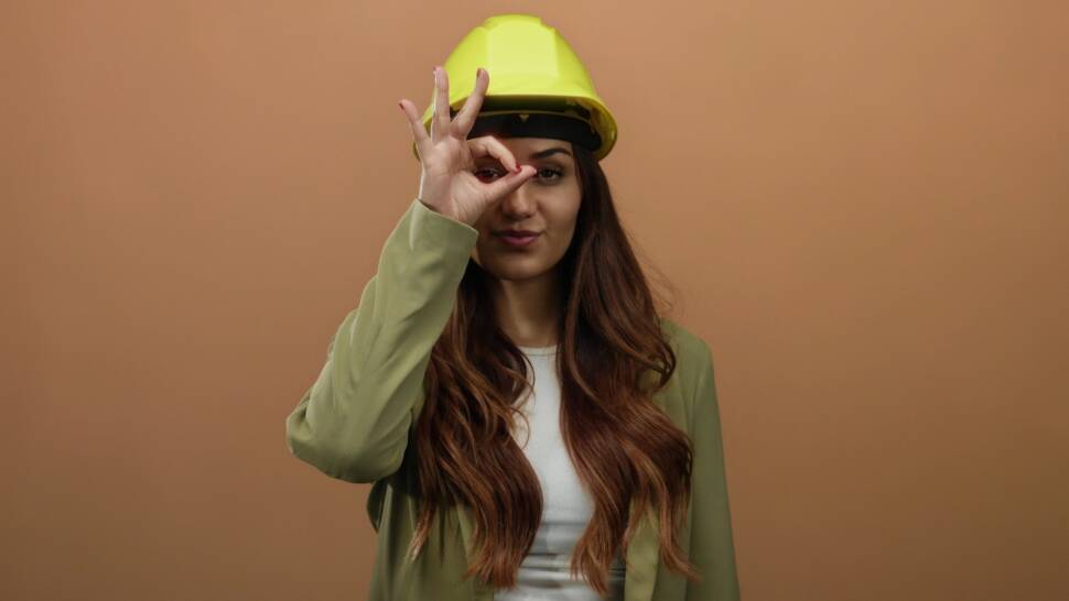 Frau mit Helm