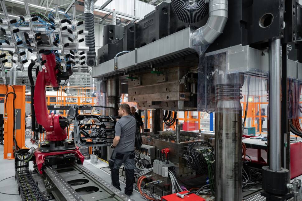 Spritzgussmaschine in der Open Hybrid LabFactory in Wolfsburg. Auf der Maschine werden Rezyklate hergestellt.