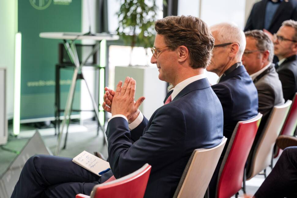 NRW Ministerpräsident Hendrik Wüst klatscht Beifall
