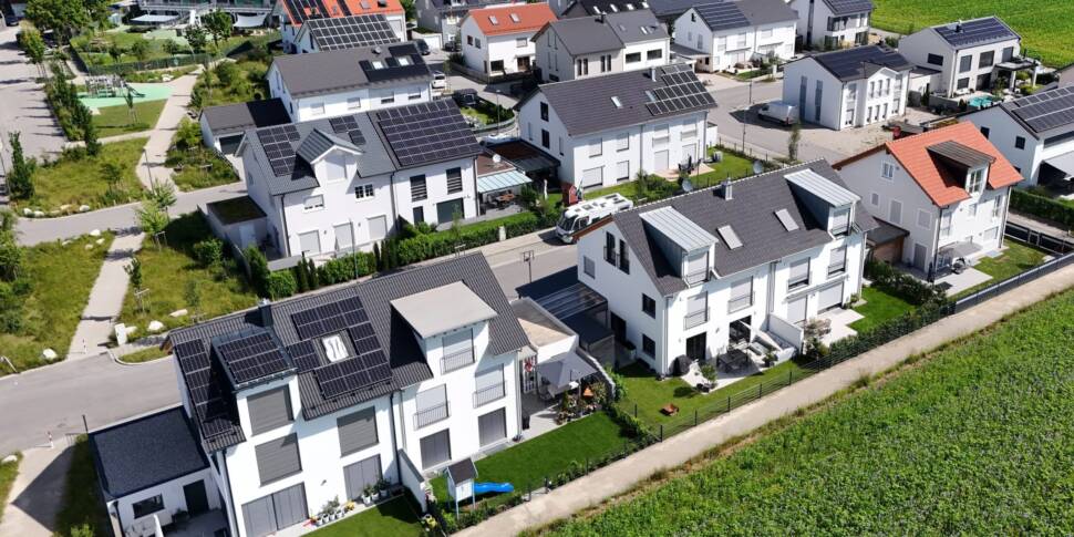 Luftaufnahme Siedlung mit Doppelhaushälften. Einige mit, eine ohne Solaranlagen auf dem Dach.