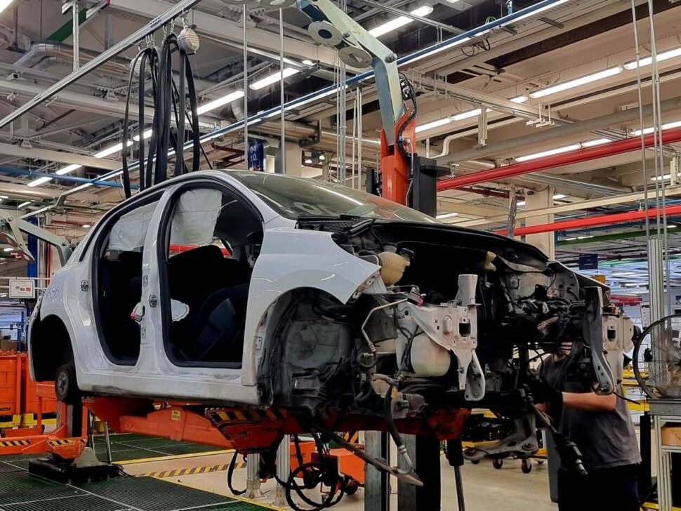 Fiat bereitet alte Autos massenweise in Neuwagen-Qualität auf.