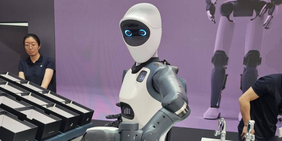 Humanoider Roboter von Agile Robots stellt einen Karton bereit.