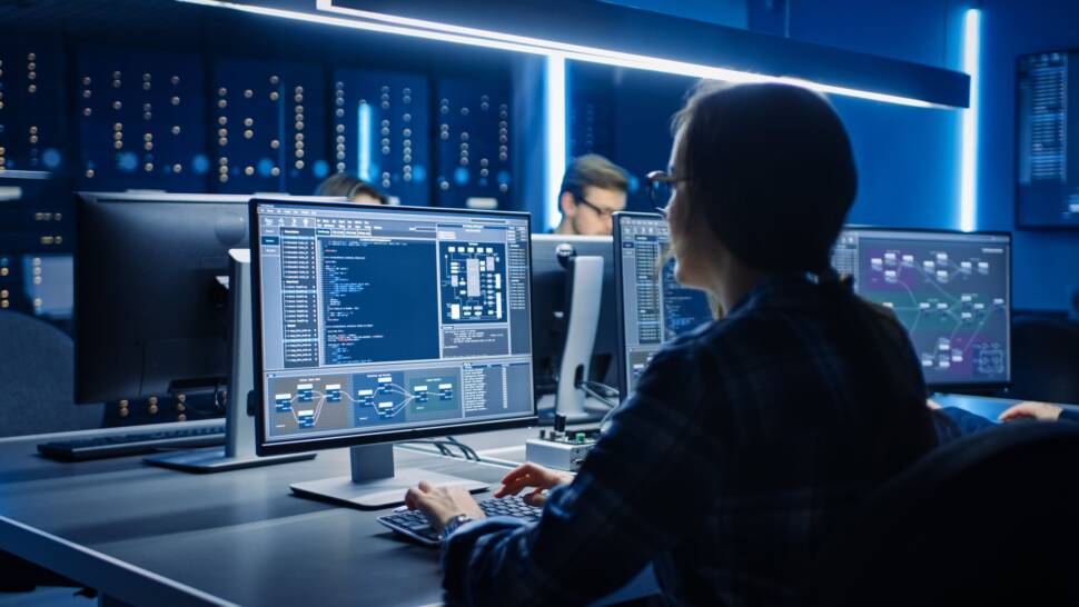Weibliche IT-Fachkraft arbeitet in einem Rechenzentrum an einem Desktop-Computer