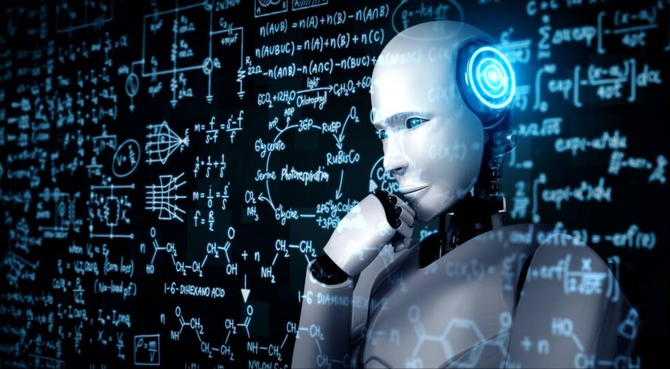 Humanoider Roboter denkend vor einer Tafel mit wissenschaftlichen Ableitungen.