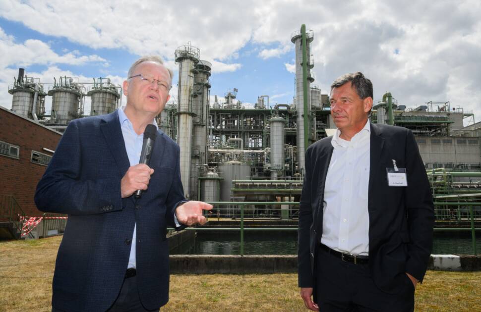 Stephan Weil und Klaus Puell bei einem Besuch des Unternehmens Oxxynova.