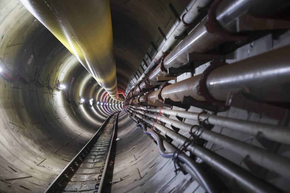 Rohrleitungen im Tunnel des Netzbetreibers Tennet unter der Elbe.