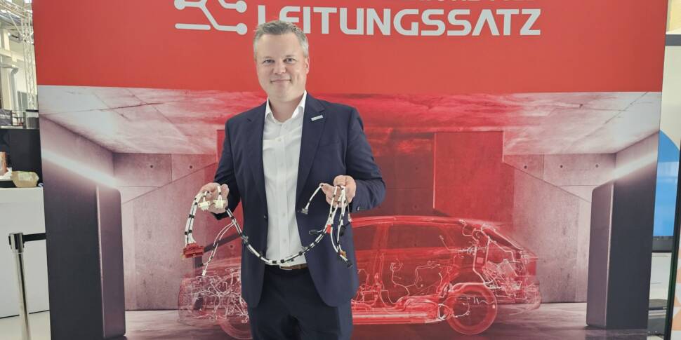 Ingo Busche von Audi mit einem Kabelsatz