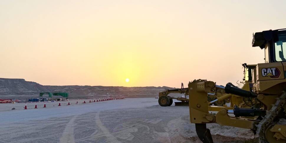 Die Ammoniakanlage entsteht mitten in der Wüste im Oman, wohin erst erst Straßen gebaut werden müssen.