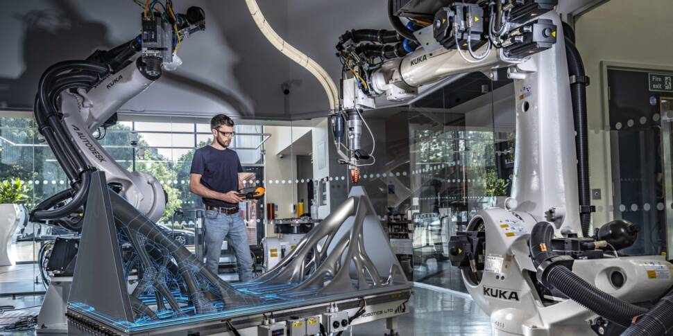 Mann neben Roboter im Tech Center von Autodesk in Birmingham