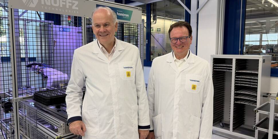 Christoph Caselitz (links), Executive Vice President Automotive, und Lothar Baer (rechts), Managing Director von Kontron, stehen vor der neuen Produktionslinie für 5G-Kommunikationsmodule am Standort Düsseldor
