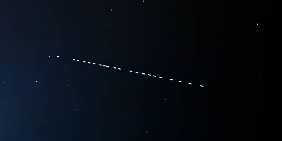 Starlink-Satellit fächern sich in ihrem Orbit auf.