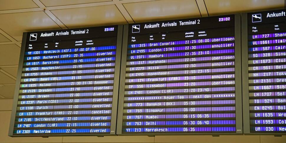 Anzeigentafel am Münchner Flughafen: Drohnensichtungen haben wiederholt zu massiven Flugausfällen geführt.