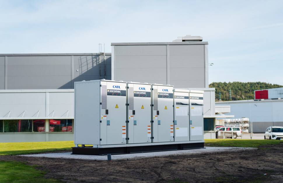 Batteriespeicheranlage vor Fabrikgebäude