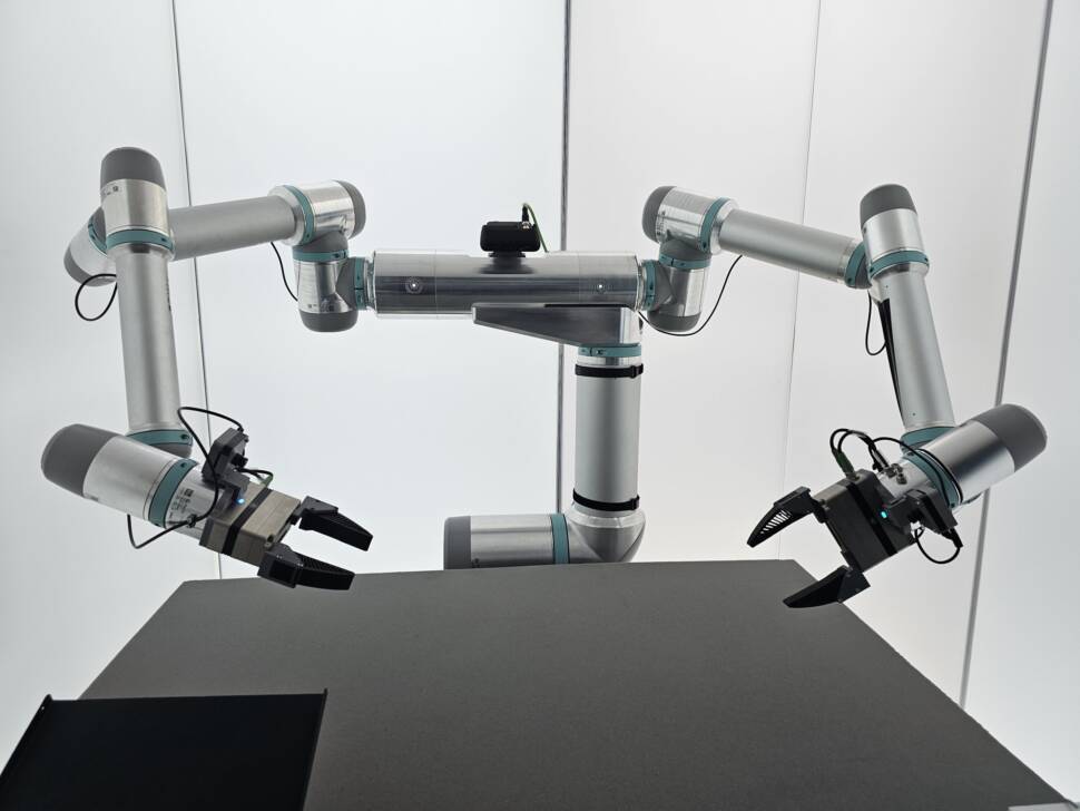 Roboter mit zwei Armen an einem Tisch