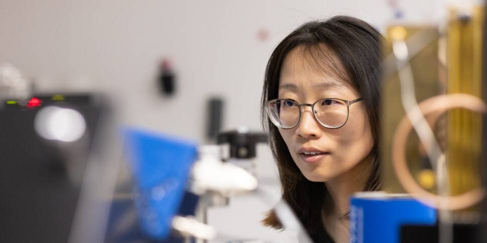 Die Forscherin Xizhen Dong untersucht, wie Wasserstoff Turbinen angreift.