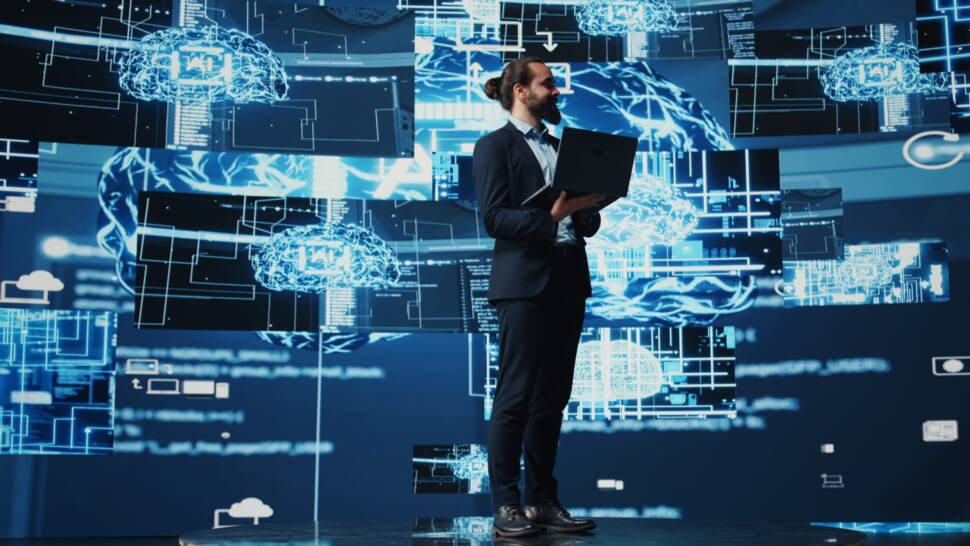 Mann vor Digitalwand
