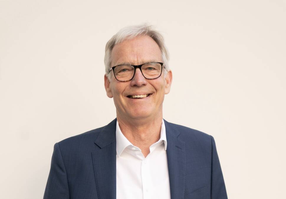 Mann lächelt in Kamera
