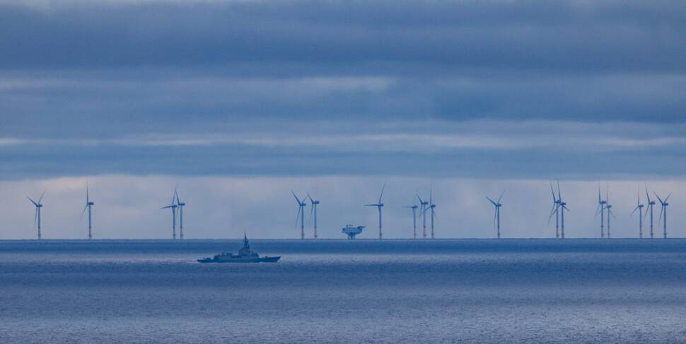 Fregatte kreuzt vor Offshore-Windpark