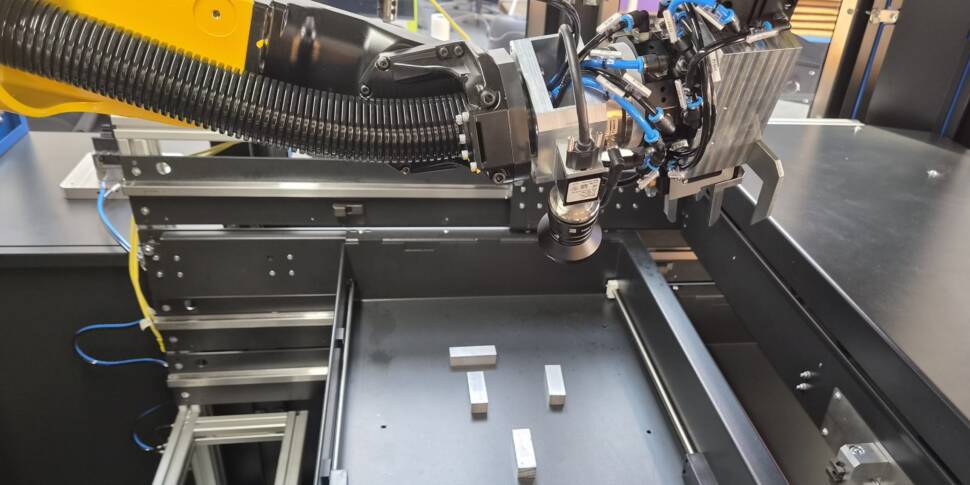 Robotergreifer mit Kamera erkennt Werkstücke