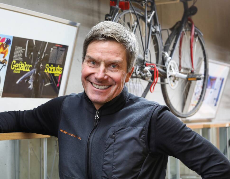 Radexperte Dirk Zedler vom Zedler-Institut vor einem Fahrrad