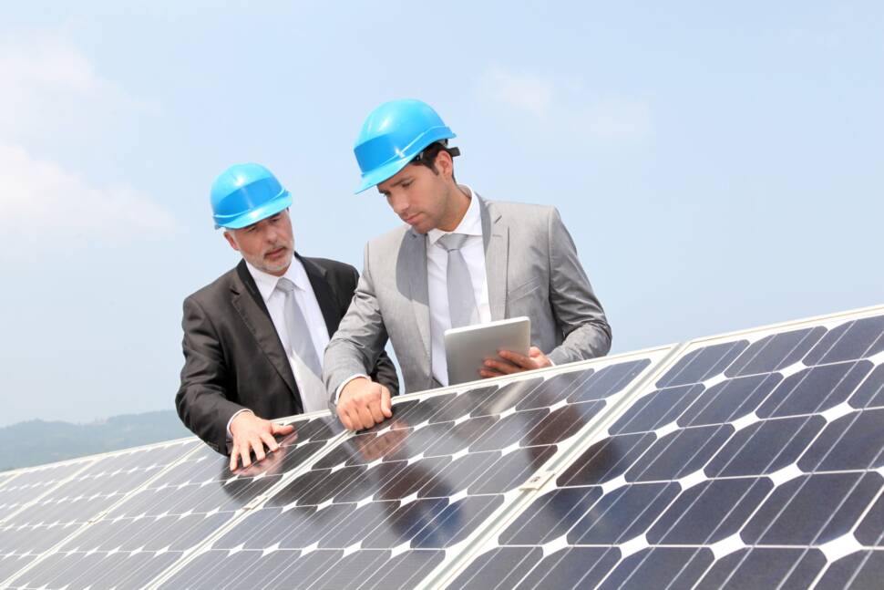Männer mit Helm vor Solar
