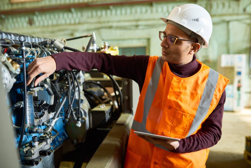 Mann mit Helm in Produktion