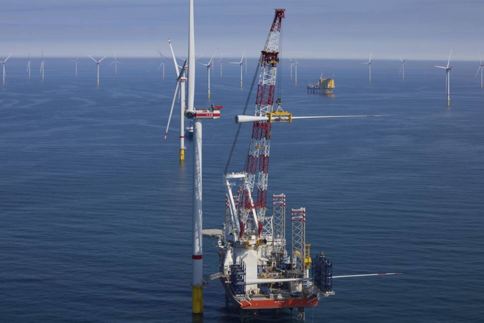 Errichterschiff montiert Flügel an Offshore-Windkraftanlage, Luftaufnahme