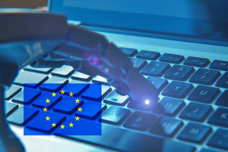 Roboterhand tippt auf Tastatur, Europa