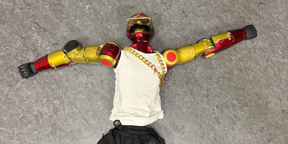 humanoider Roboter mit rot-goldnen Armen