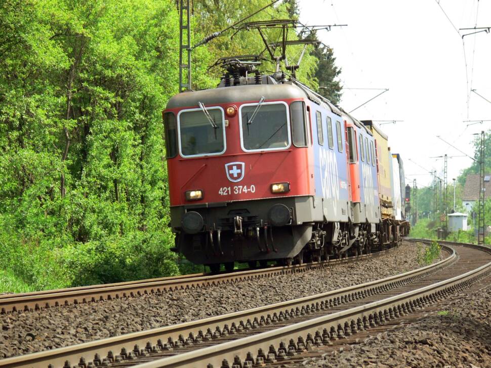 Güterzug SBB-Cargo von vorne fährt um eine leichte Kurve. Foto: picture alliance / JOKER | Karl-Heinz Hick