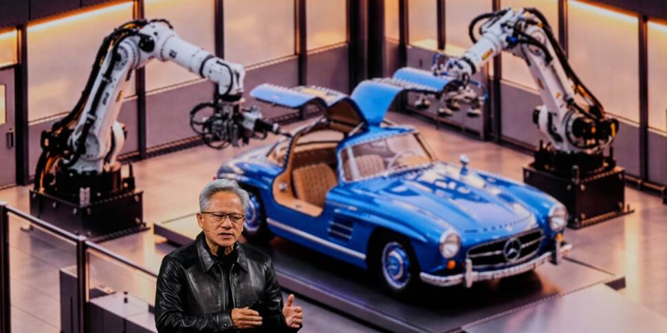 Nvidia CEO Jensen Huang vor der Simulation von Robotern an einem Mercedes-Fahrzeug