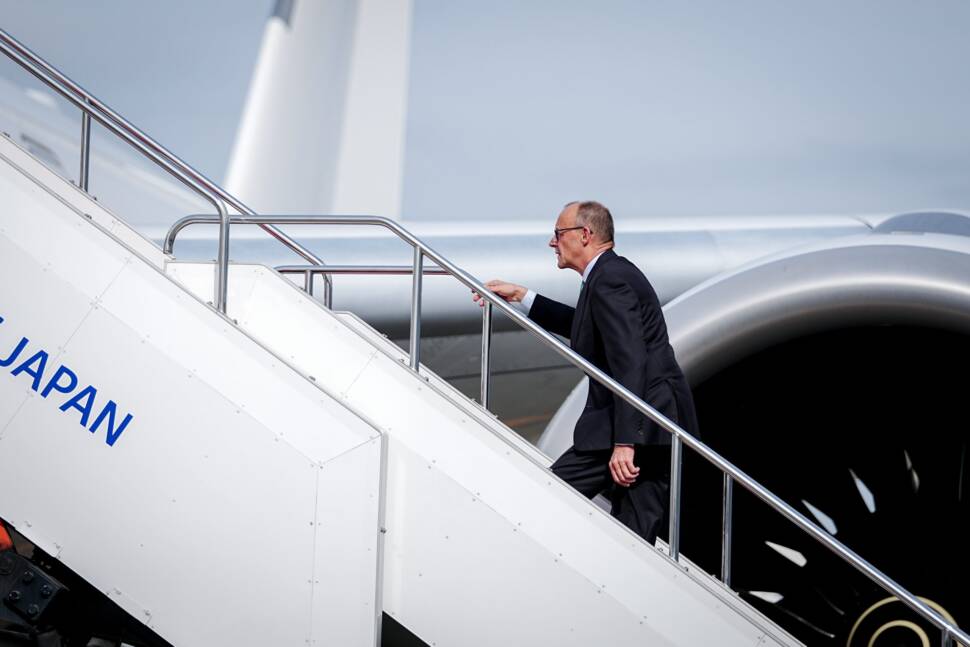 Bundeskanzler Merz steigt ein Treppe zum Flugzeug hinauf