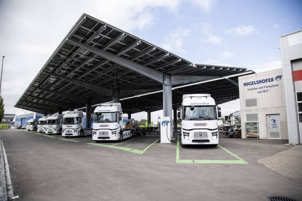 Mehrere E-Lkw an Ladestationen