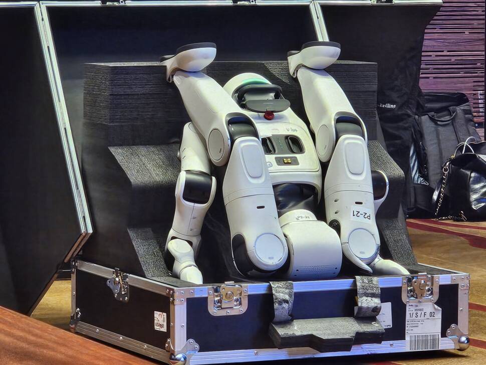 Weißer humanoider Roboter in Transportkoffer
