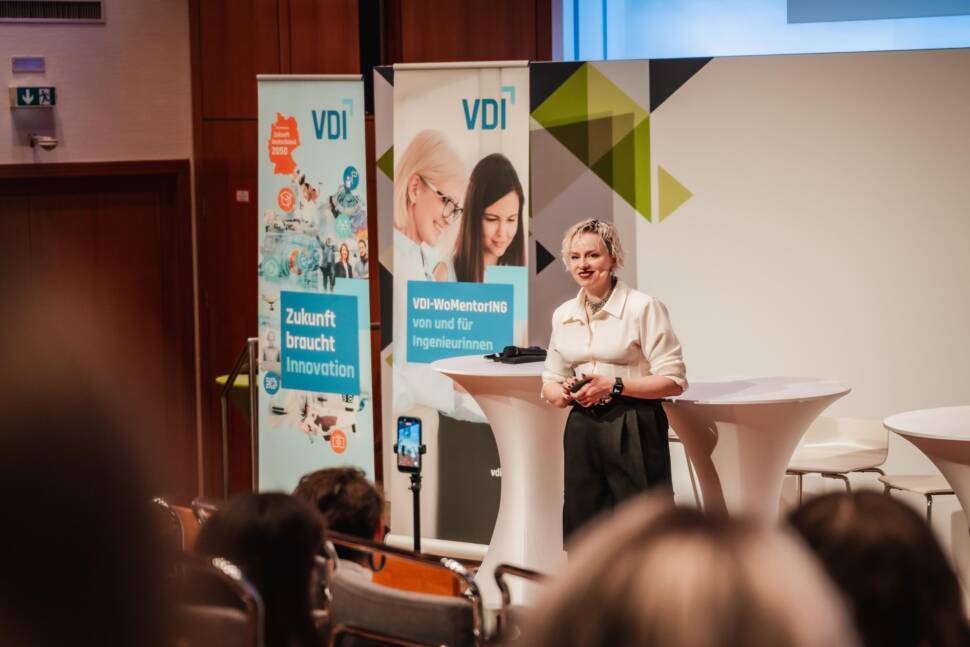 Dr. Annemarie Lohse bei ihrer Keynote auf dem VDI-WoMentorING Future Summit im Haus der Technik in Essen.