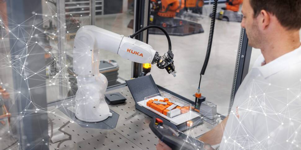 Roboterarm und Mensch mit Steuerpanel