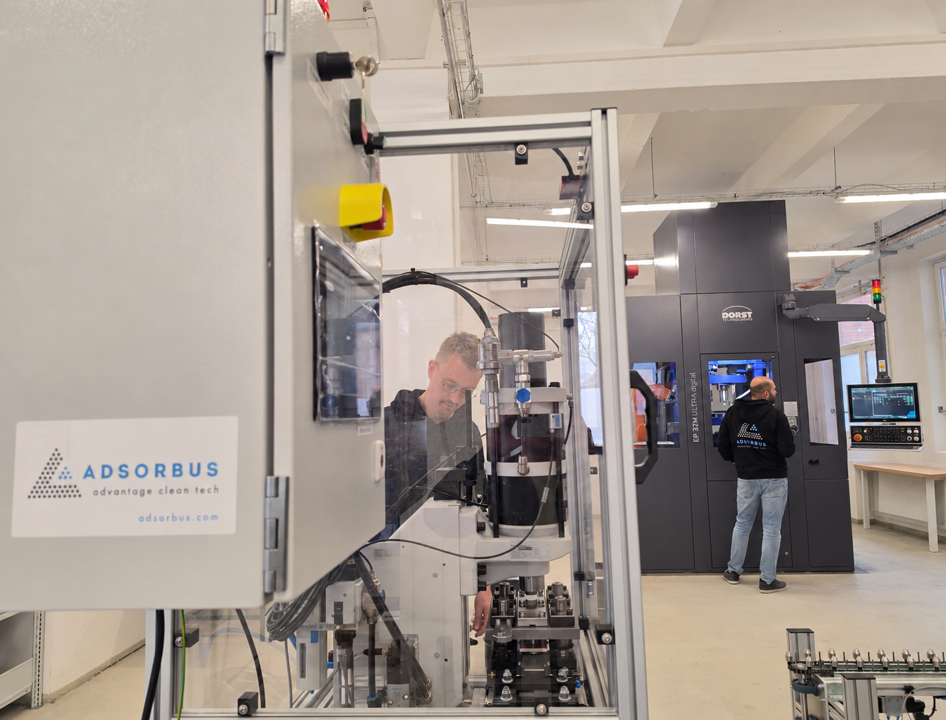 Fabrikhalle mit Anlagen und zwei Miitarbeitern (Adsorbus GmbH)