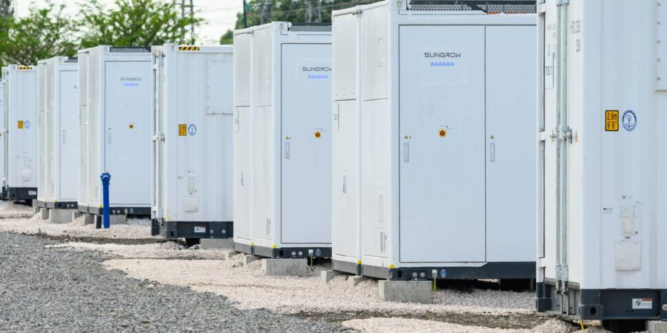 Graue Container für Batteriespeichermodule. Aufschrift Sungrow.