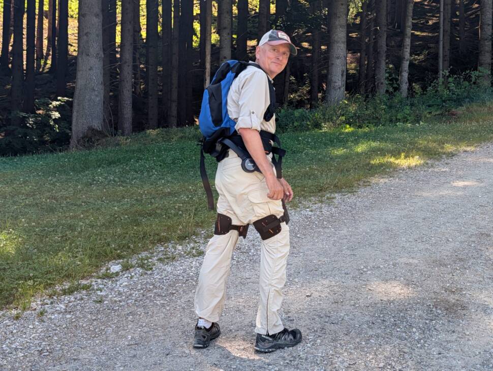 Unser Autor Peter Weißenberg probiert beim Wandern in den Alpen ein Exoskelett aus.