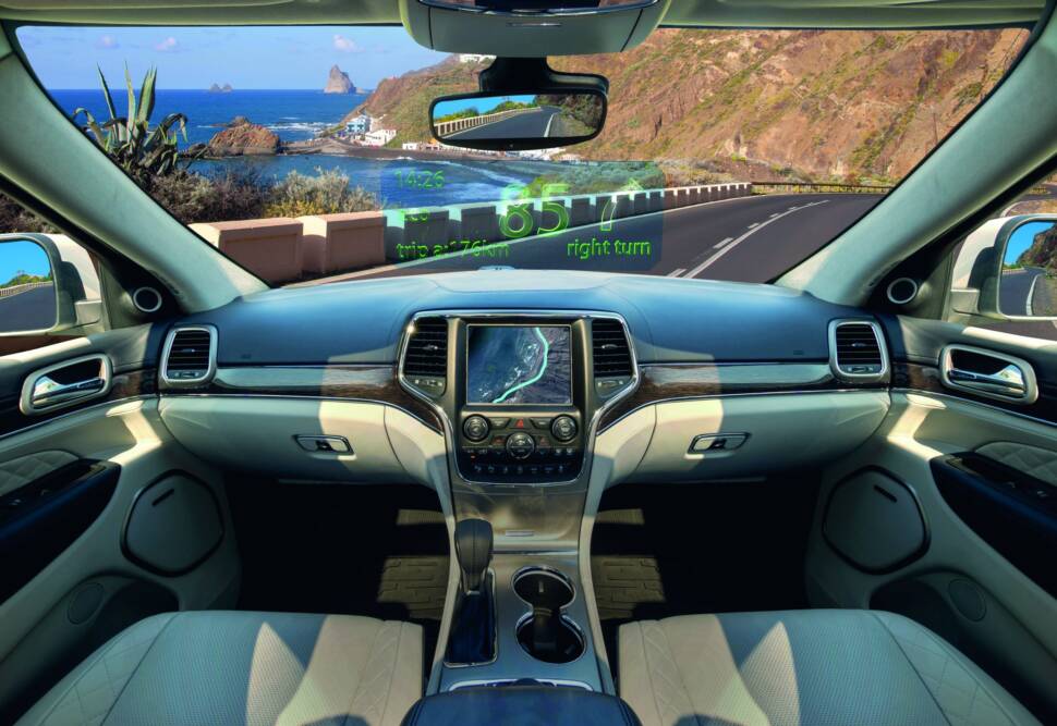 Autonomes Fahrzeug fährt auf sonniger Küstenstraße
